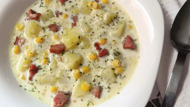 Supă de porumb cu cartofi şi afumătură