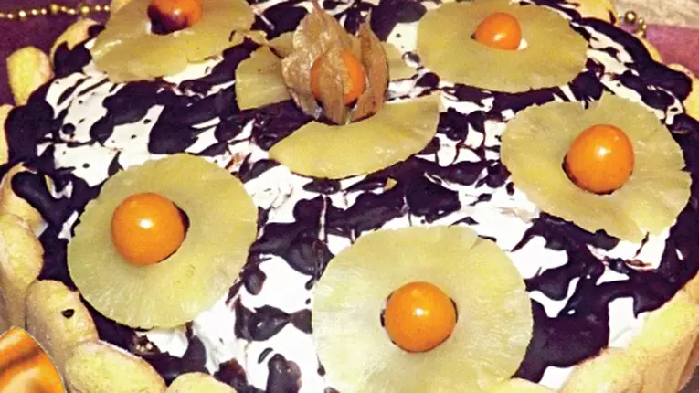 Tort cu ananas, ciocolată și physalis