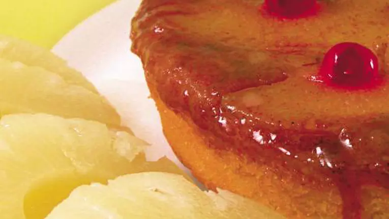 Plăcintă cu rom şi ananas