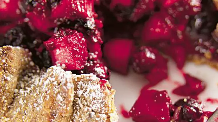 Plăcintă de rubarbă şi fructe de pădure