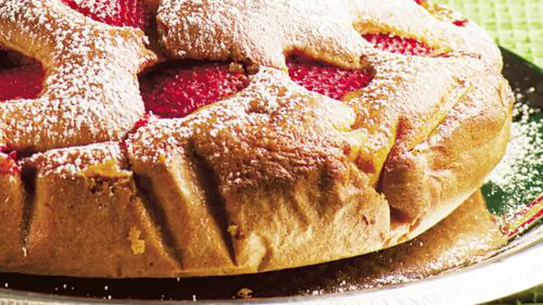 Plăcintă întoarsă cu căpşune