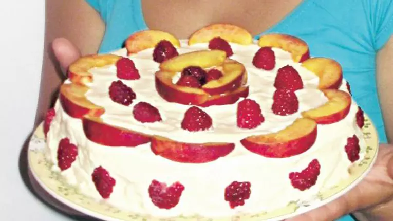 Tort diplomat cu nectarine şi zmeură