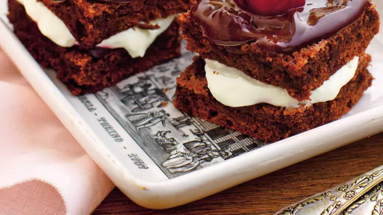 Prăjiturele cu ciocolată şi fructe