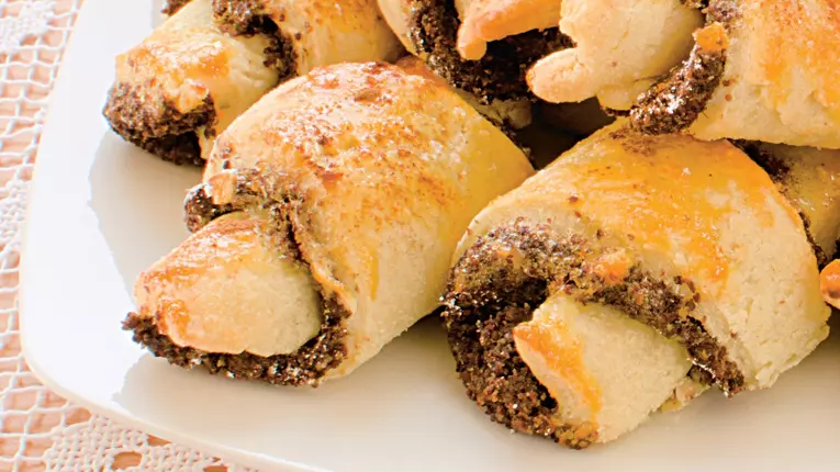 Cornuleţe cu nucă şi scorţişoară