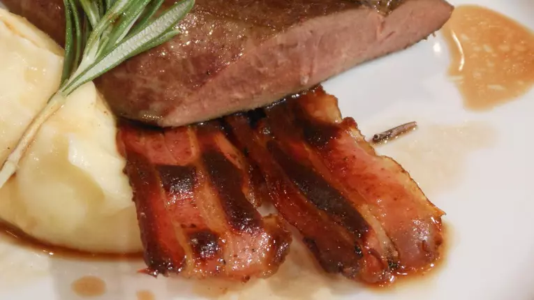 Ficat cu bacon pe plită