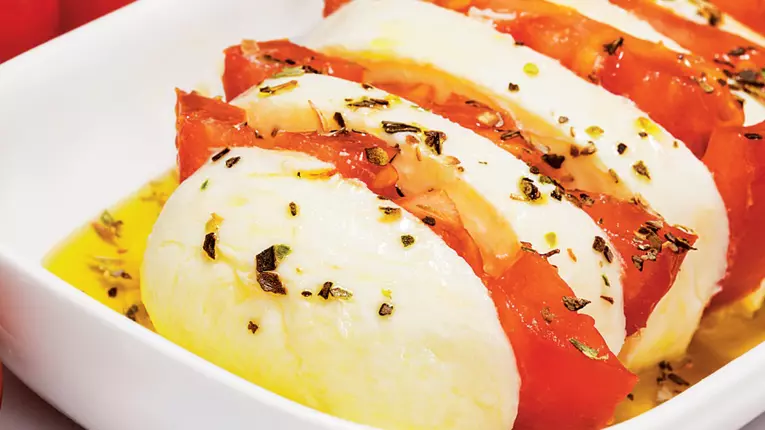 Mozzarella şi roşii la cuptor