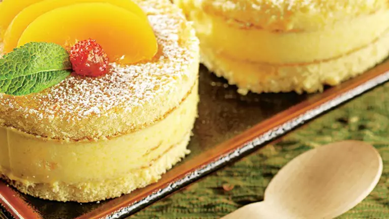 Prăjituri turnuleţe cu piersici