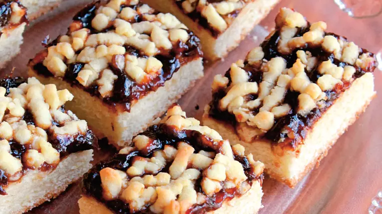 Prăjitură cu firimituri si gem