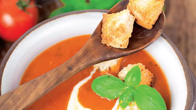 Supă de roşii cu mozzarella