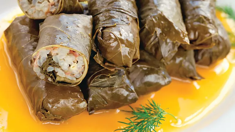 Sărmăluţe cu stafide şi muguri de pin