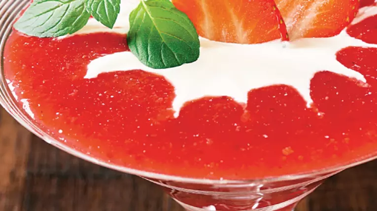 Supă-cremă rece de căpşune cu piper roşu