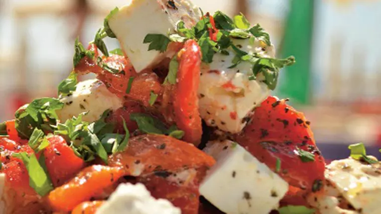 Salată de ardei copți cu telemea de capră