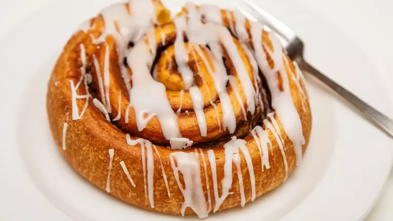 Cum faci rulouri cu scoţişoară din pâine