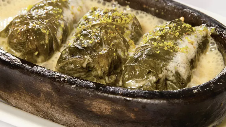 Sarmale de pui în frunze de viţă