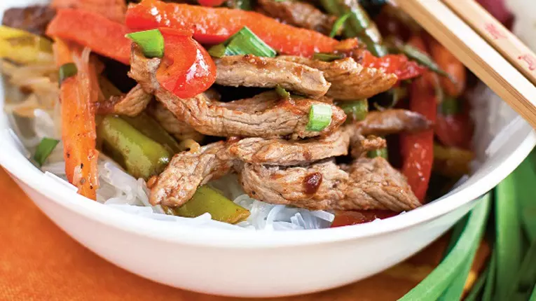 Tigaie de vită cu legume crocante