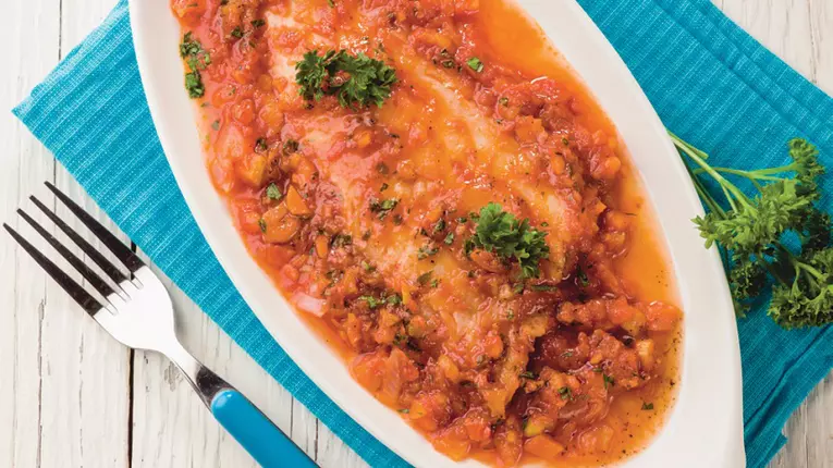 Pește cu sos de roșii