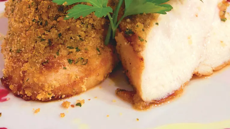 Pui în crustă de pesmet și verdețuri