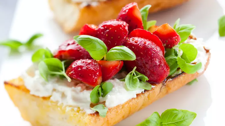 Bruschete surpriză cu fructe de pădure