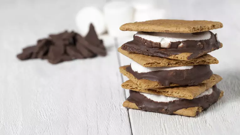 Sendviş crocant cu ciocolată şi alune