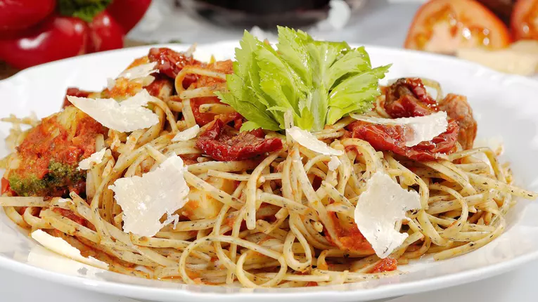 Paste cu roşii uscate la soare şi brie