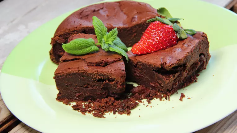 Prăjitură păcătoasă cu ciocolată şi căpşuni