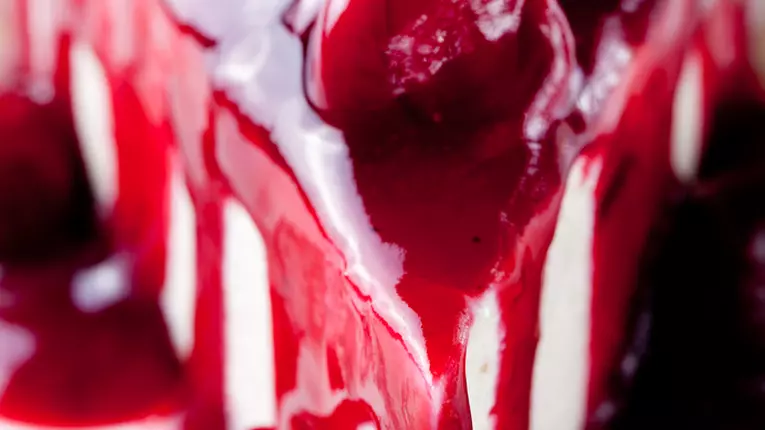 Prăjitură cu cireşe şi aromă surpriză