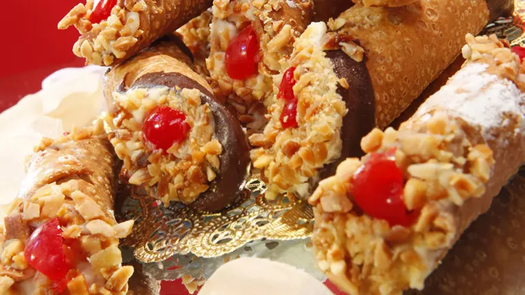 Prăjitură tub cu cireşe