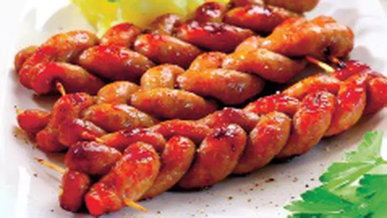 Cârnăciori cu piure şi castraveţi