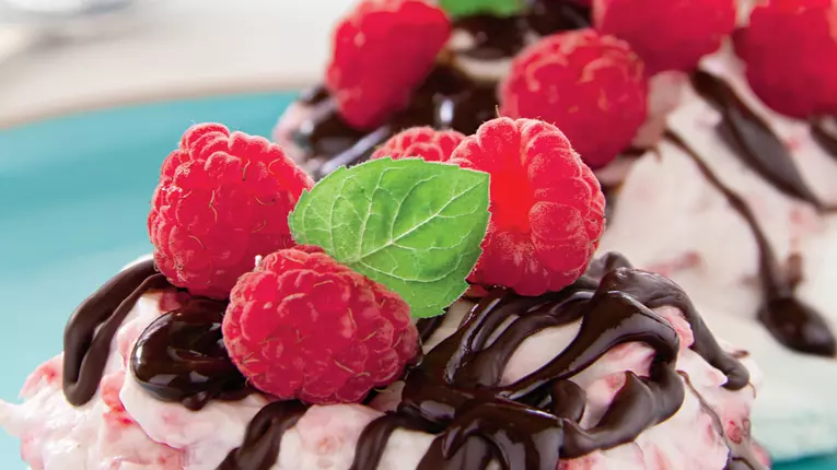 Bezea cu fructe si ciocolata