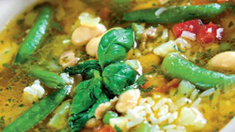 Ciorbă de legume cu busuioc verde