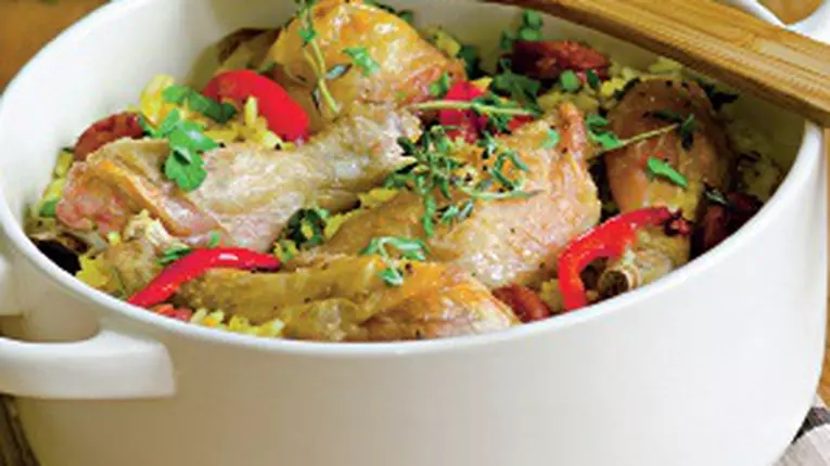 Pui pe pat de orez cu cârnaţi