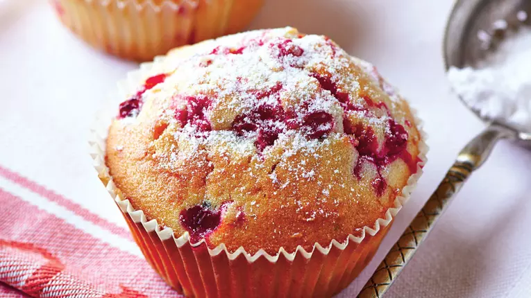 Brioşe cu fructe roşii