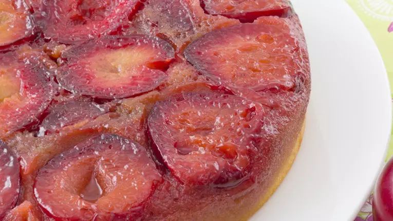 Prăjitură răsturnată cu prune a la Jamie Oliver