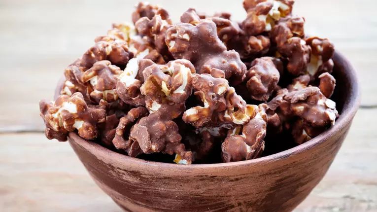 Popcorn cu ciocolată Snickers din 3 ingrediente