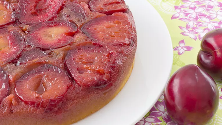 Prăjitură răsturnată cu prune