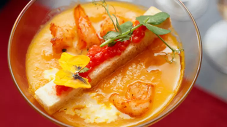 Cum faci gazpacho cu creveţi