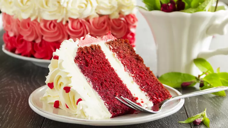 Tort Catifea Roşie cu glazură