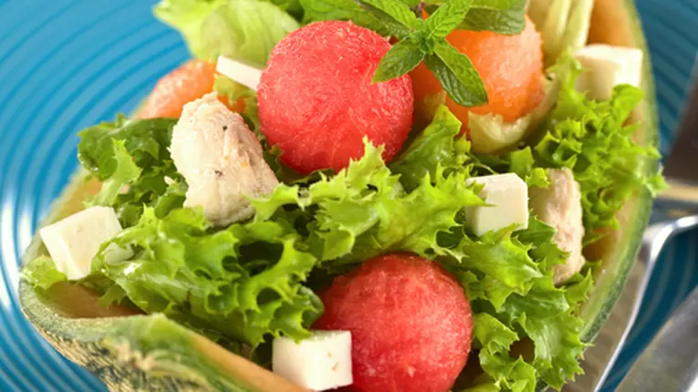 Salată cu pepene roşu şi pui