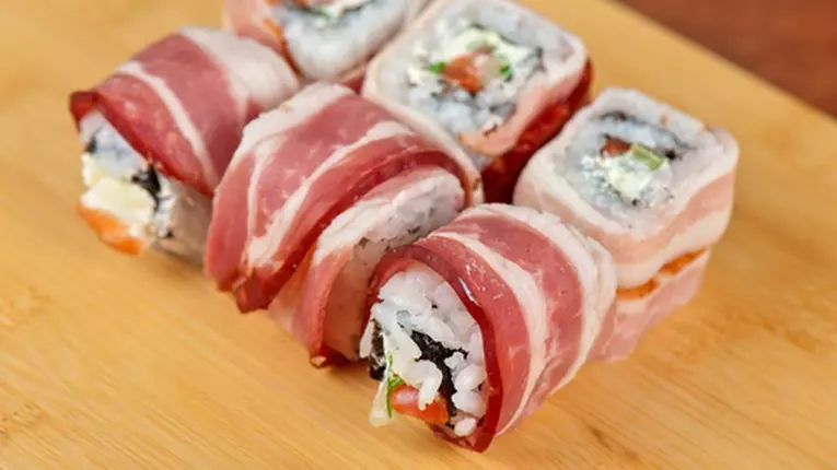 Rulouri sushi cu bacon şi avocado