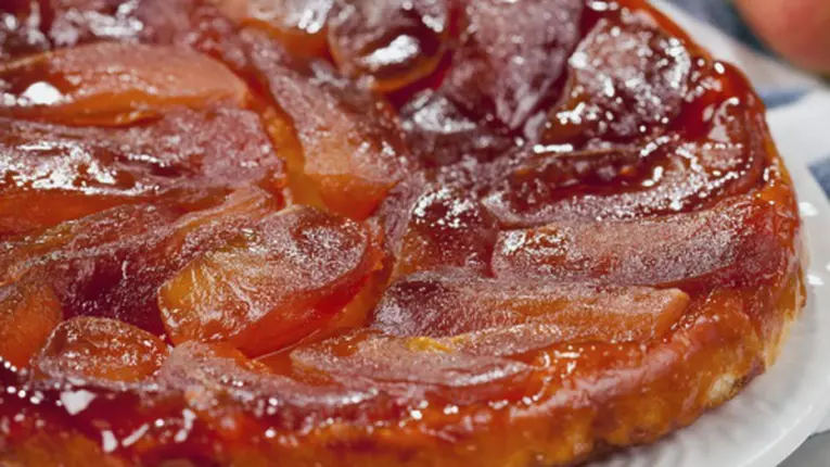 Tartă surpriză cu vinete şi caramel