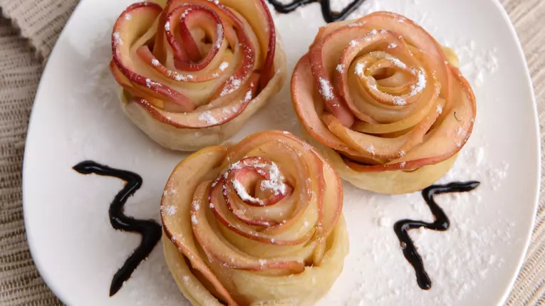 Rulouri cu flori de măr