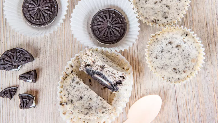Mini cheesecake cu Oreo