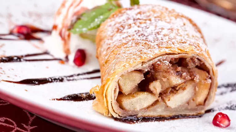 Ruladă cu caramel şi mere