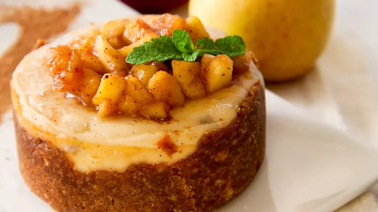 Prăjitură dietetică cu mere şi cardamom