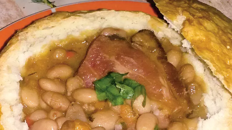 Fasole în bol de pâine