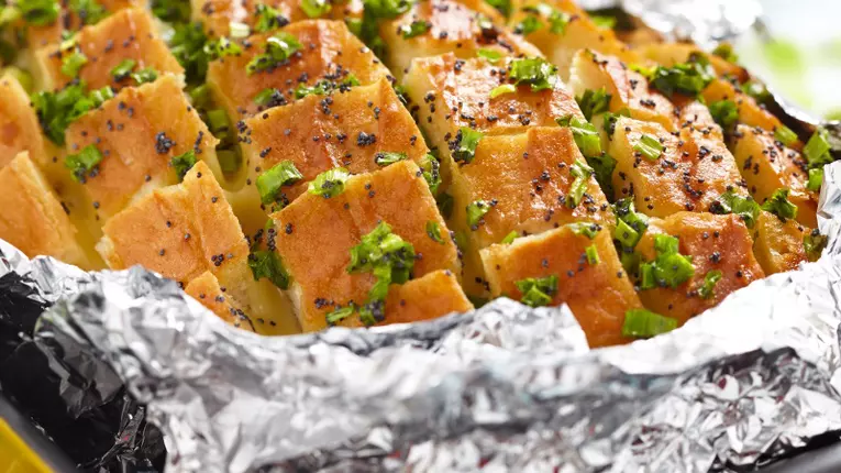 Pâine cu brânză și ceapă