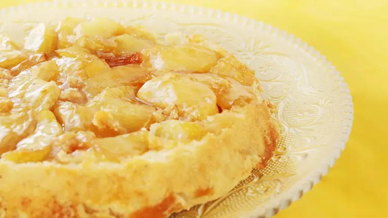 Prăjitură cu pere şi zahăr ars