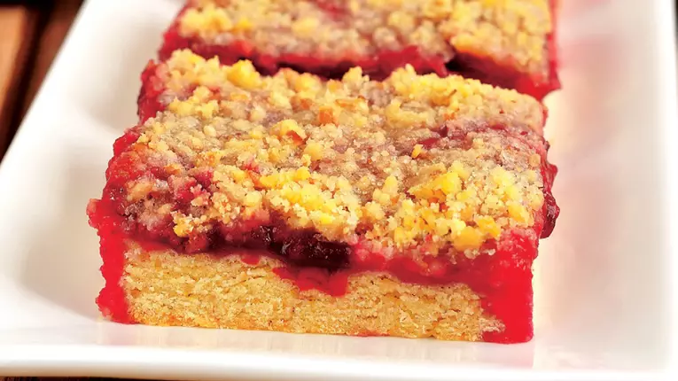 Prăjitură cu prune și firimituri