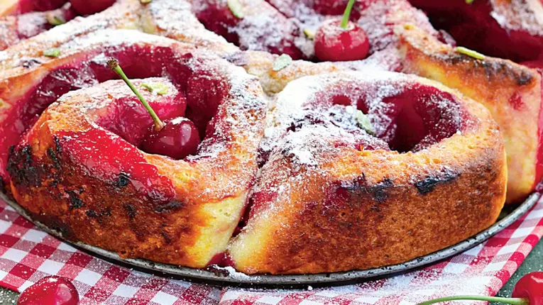 Prăjitură trandafir cu cireșe