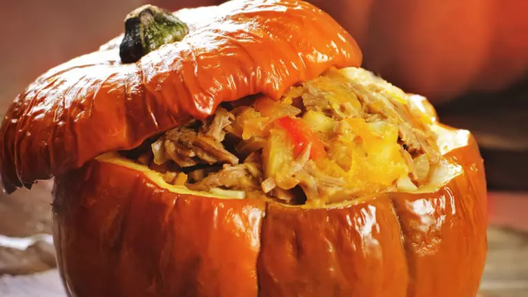 Carne de vită bolognese coaptă în dovleac